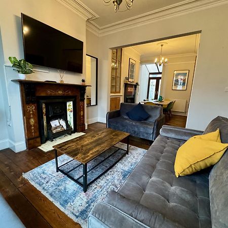 Large Citycentre Townhouse & Hot Tub, Pool Table And Offroad Parking Cardiff Esterno foto