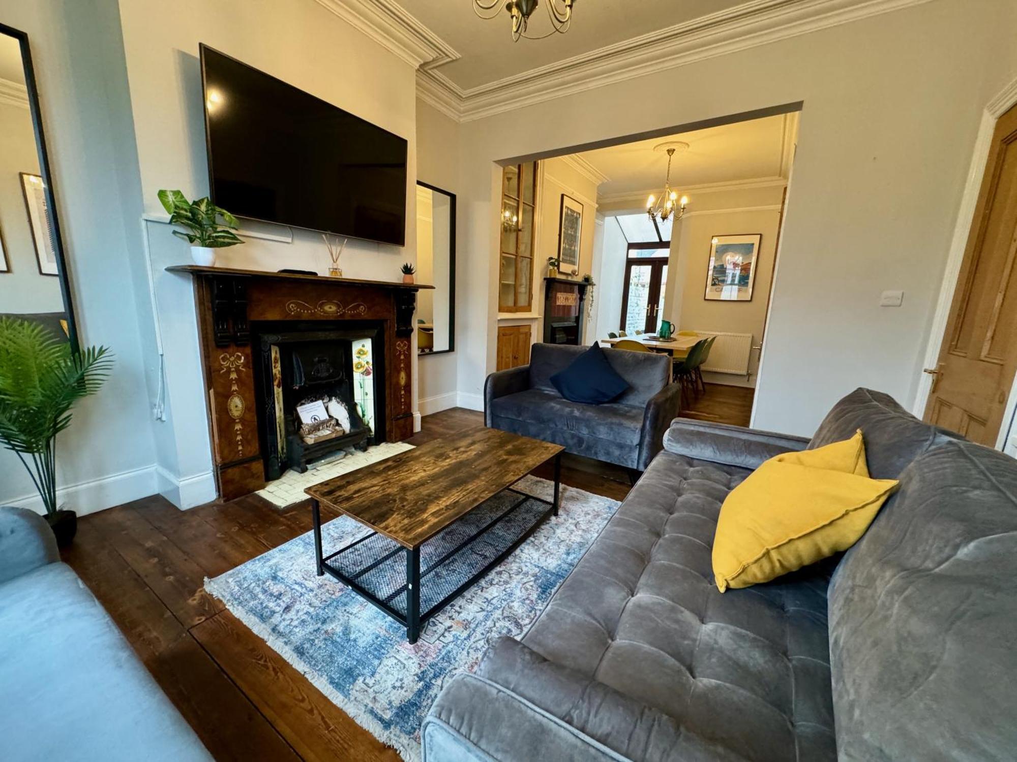 Large Citycentre Townhouse & Hot Tub, Pool Table And Offroad Parking Cardiff Esterno foto