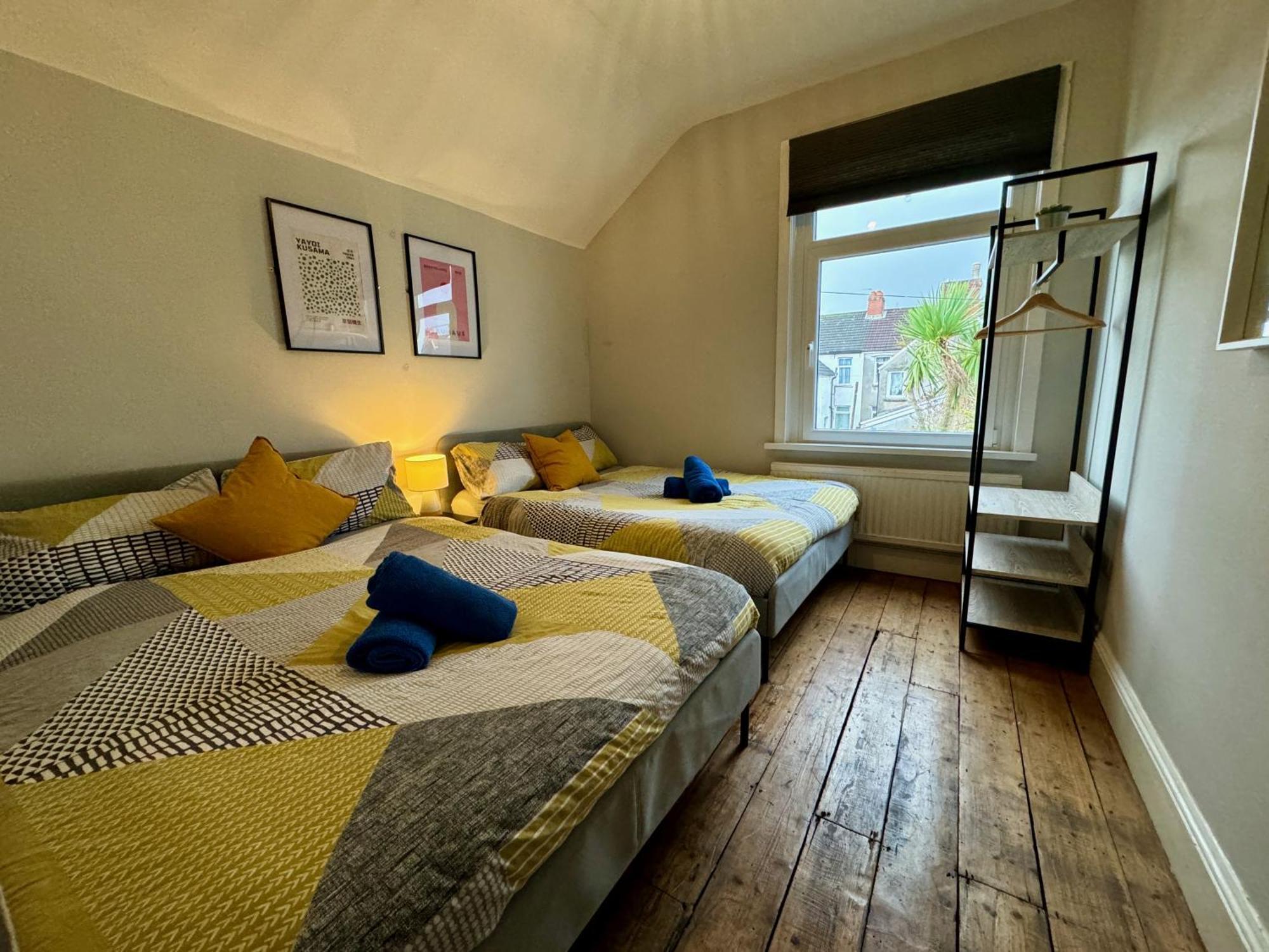 Large Citycentre Townhouse & Hot Tub, Pool Table And Offroad Parking Cardiff Esterno foto