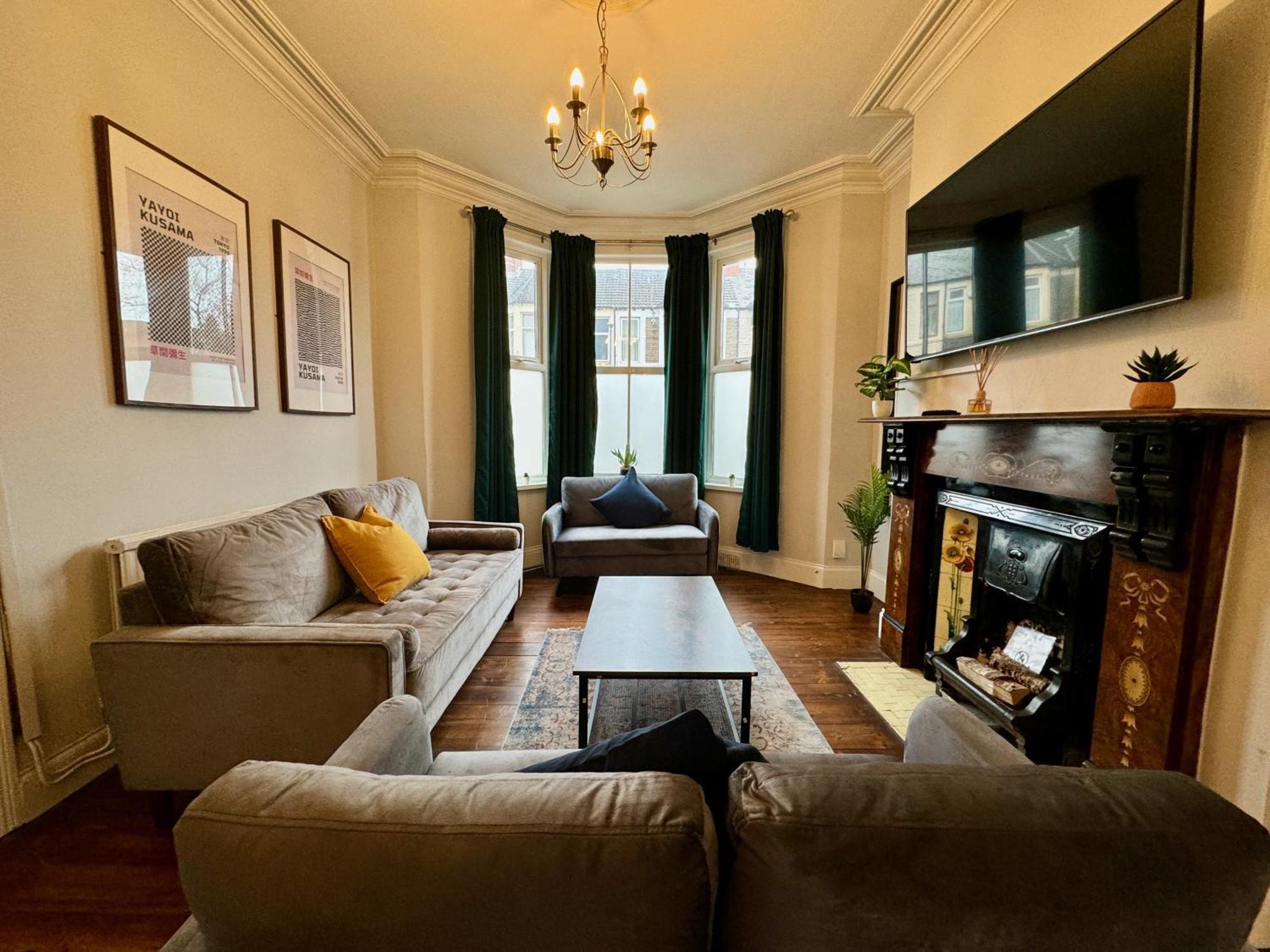 Large Citycentre Townhouse & Hot Tub, Pool Table And Offroad Parking Cardiff Esterno foto