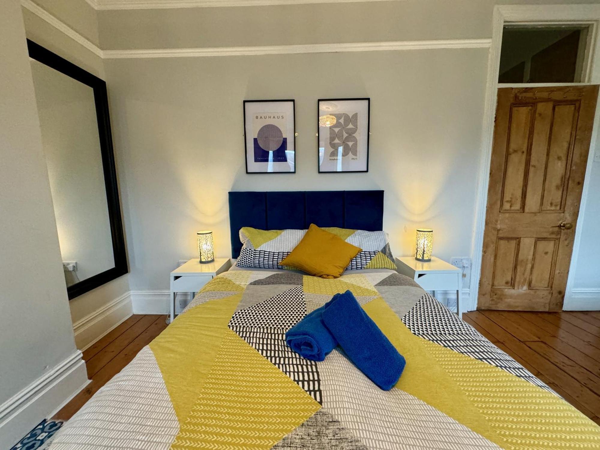 Large Citycentre Townhouse & Hot Tub, Pool Table And Offroad Parking Cardiff Esterno foto