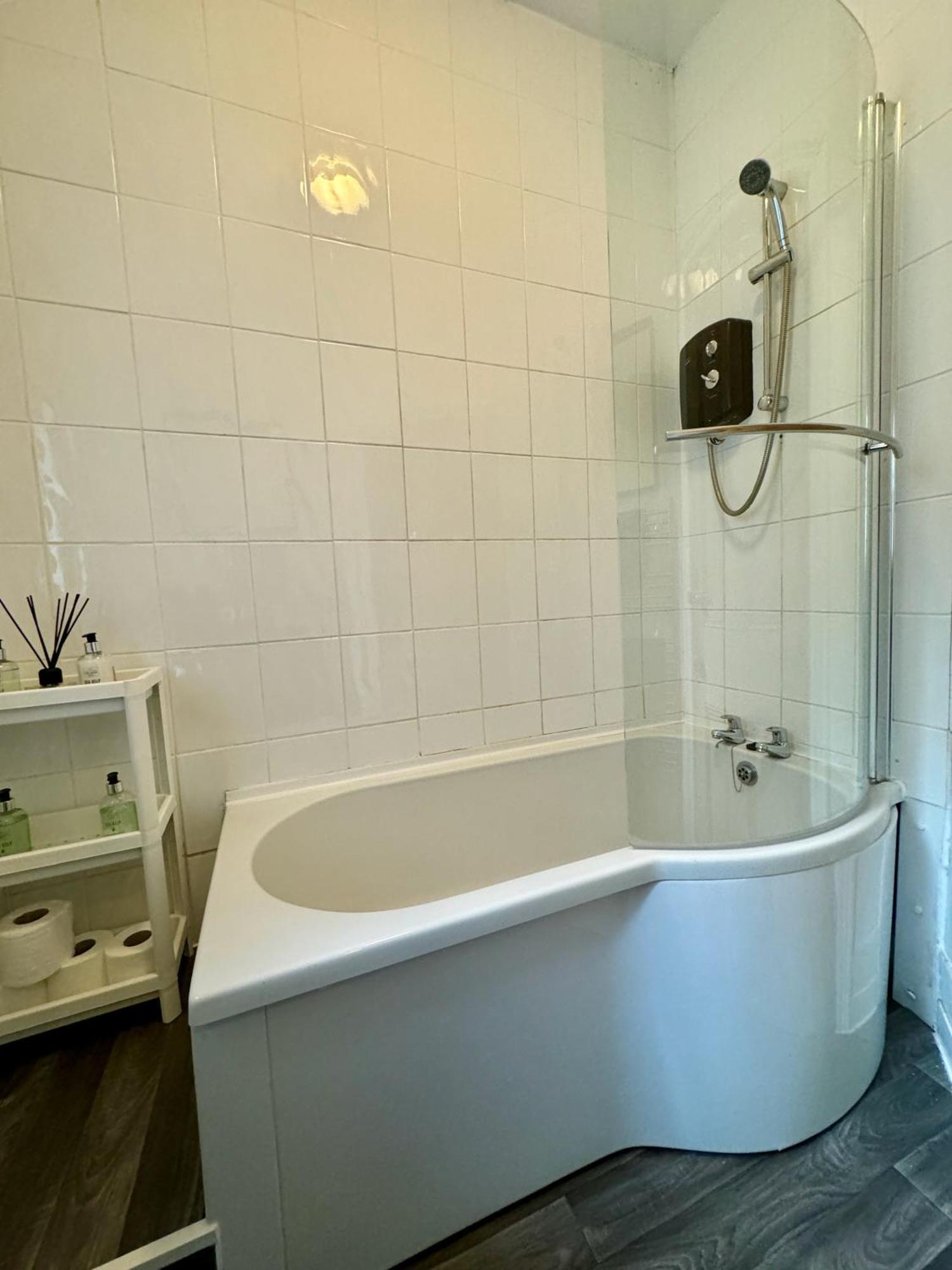 Large Citycentre Townhouse & Hot Tub, Pool Table And Offroad Parking Cardiff Esterno foto