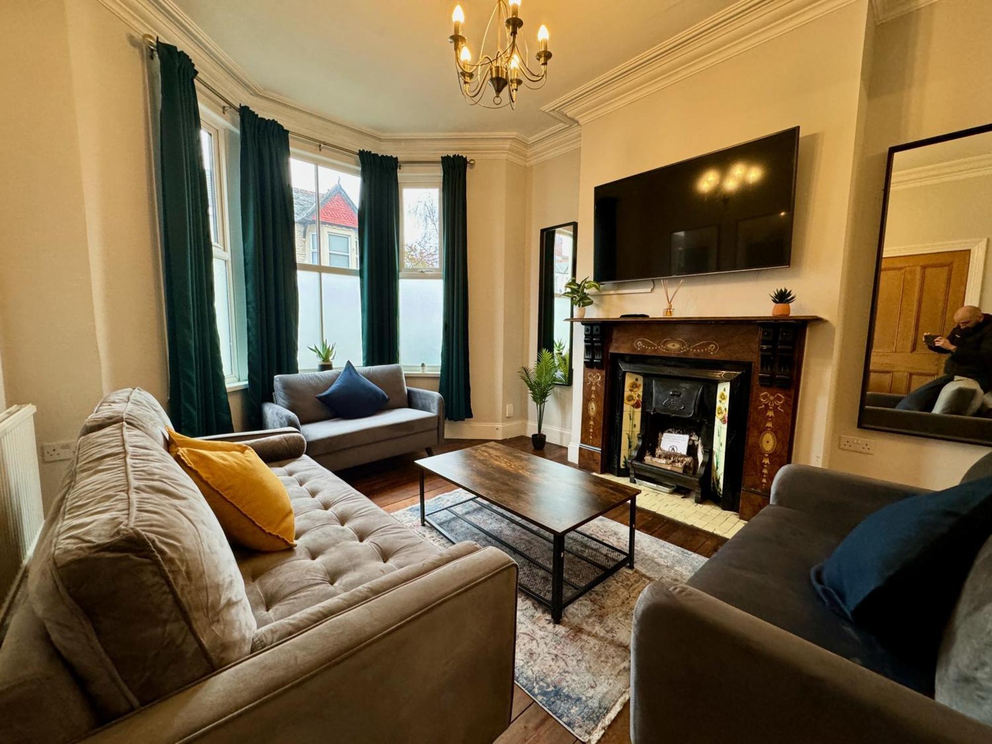 Large Citycentre Townhouse & Hot Tub, Pool Table And Offroad Parking Cardiff Esterno foto