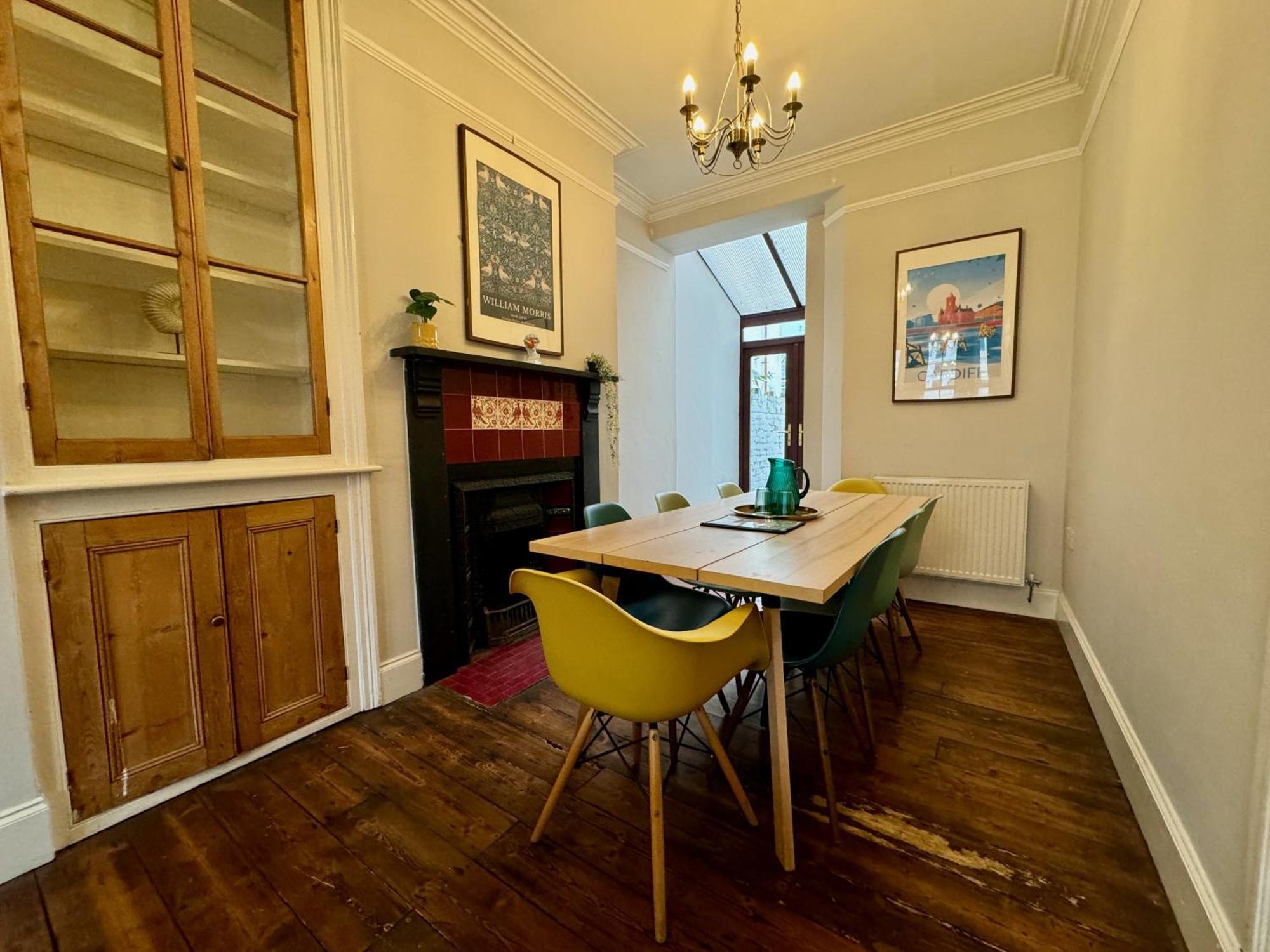 Large Citycentre Townhouse & Hot Tub, Pool Table And Offroad Parking Cardiff Esterno foto