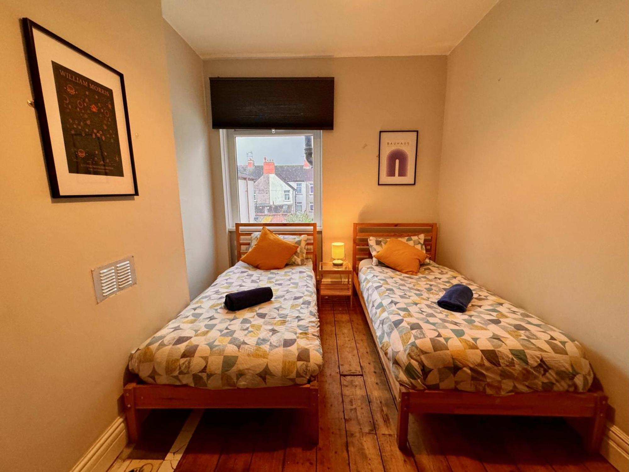 Large Citycentre Townhouse & Hot Tub, Pool Table And Offroad Parking Cardiff Esterno foto