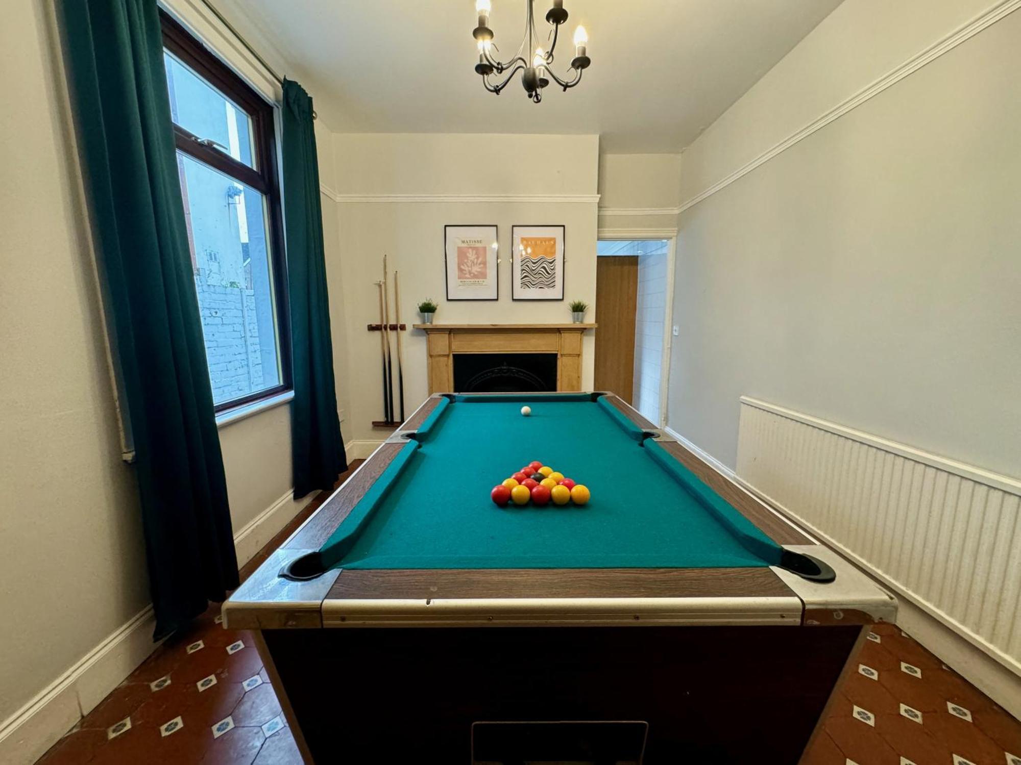 Large Citycentre Townhouse & Hot Tub, Pool Table And Offroad Parking Cardiff Esterno foto
