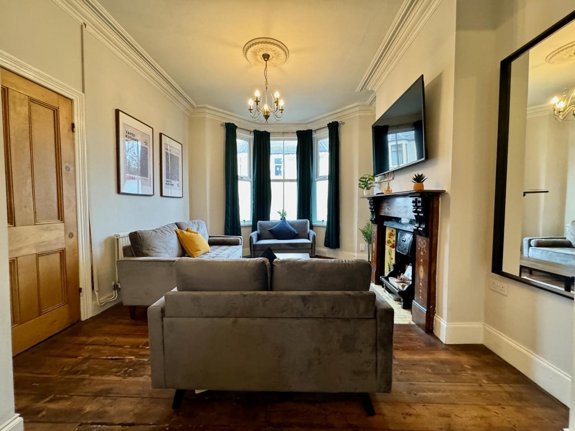 Large Citycentre Townhouse & Hot Tub, Pool Table And Offroad Parking Cardiff Esterno foto